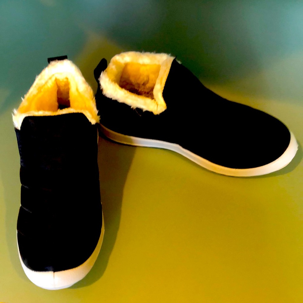 NWOT fleece lined indoor outdoor slip ons